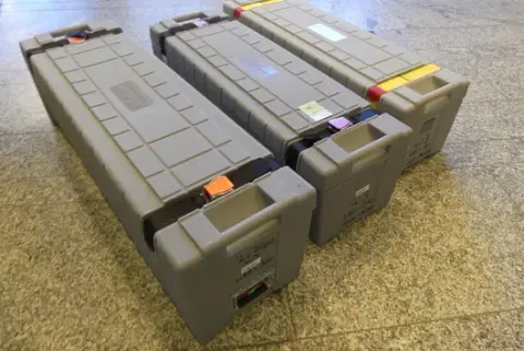3 pantallas de proyección con marco plegable formato 4:3 en maletín de transporte de plástico