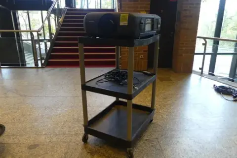 Christie - proyector con objetivo, mando a distancia y cables, incl. carro de proyección móvil
