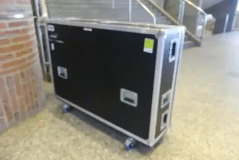 Soundcraft - tekerlekli flightcase içinde toz koruma kapaklı dijital mikser