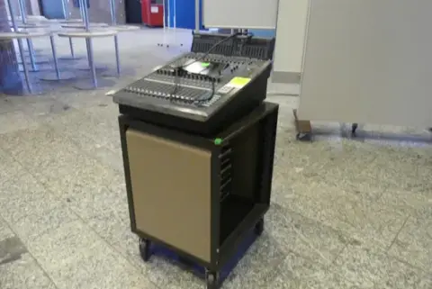 Yamaha - цифровий мікшерний пульт на мобільній стійці, вкл. 5x 19"-пристроїв