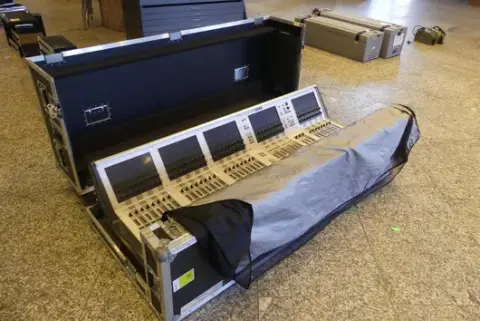 Soundcraft — цифровий мікшерний пульт із пилозахисним чохлом у флайткейсі