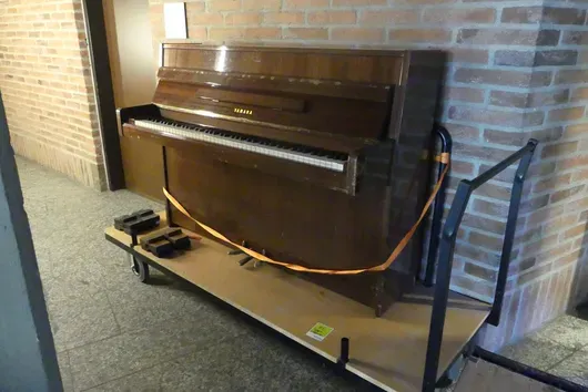 Yamaha - 钢琴，棕色木质，含运输滚轮
