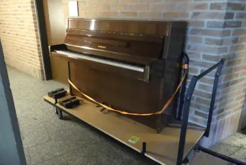 Yamaha - piyano, kahverengi ahşap, taşıma tekerlekleri dahil