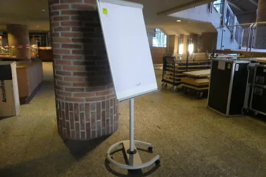 Flipchart görgős talppal