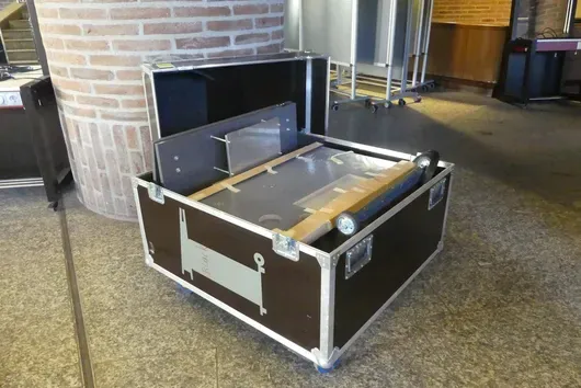 Atril desmontado en flightcase móvil