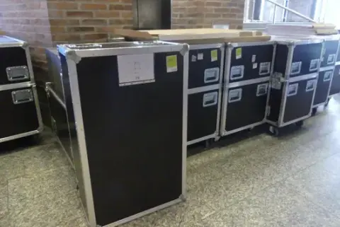 3个可移动航空箱，含金属框架