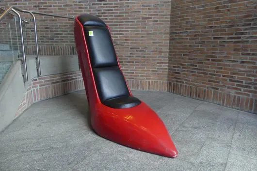 高跟鞋造型座椅/装饰品，红色，带黑色软垫