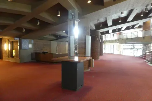 高脚桌/柱式桌，带石板，含带照明的玻璃台面