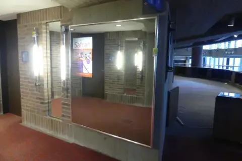 Vægspejl med integreret display, aflåseligt, uden nøgle