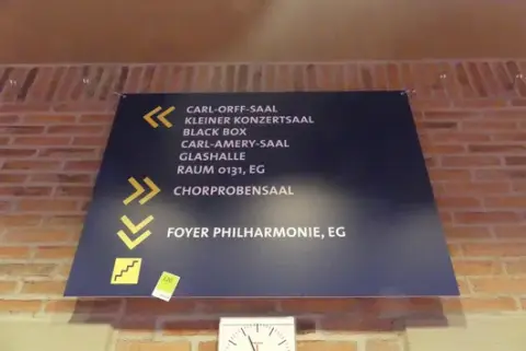 Yönlendirme panosu/levha, „Foyer Philharmonie, EG” dahil