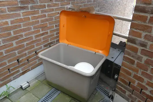 Cemo - strømaterialebeholder 200 liter, inkl. spand med indhold