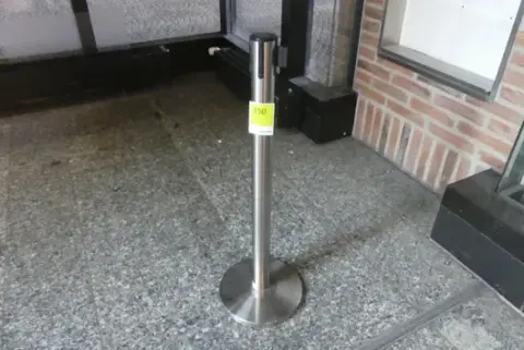 Kişi yönlendirme sistemi/bariyer, zemine monte paslanmaz çelik kollar, kayış kasetleri ile