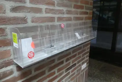 2 adet çok bölmeli duvar broşür/el ilanı tutucu, paslanmaz çelik konsol üzerine akrilik