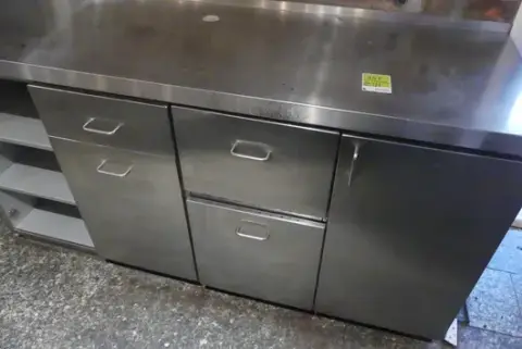 2x 不锈钢工作柜，带抽屉和搁板，含抽油烟机