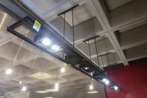 Construcție suspendată pentru corpuri de iluminat, metal negru, cu spoturi încorporate