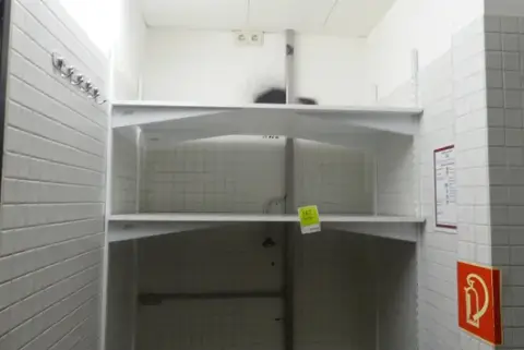 带2层搁板和墙壁导轨的壁架