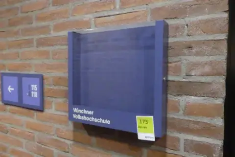 Fali információs keret akril borítással, kék, „Münchner Volkshochschule” felirattal