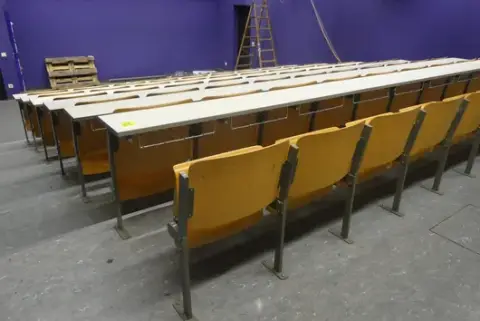 Előadóterem ülései, 6 sor, fából készült billenő ülések írólappal, padlóra szerelve