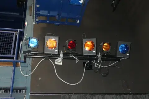 Лот сценічного освітлення, зокрема прожектори з кольоровими фільтрами на штангах, включно з 3x прожекторами