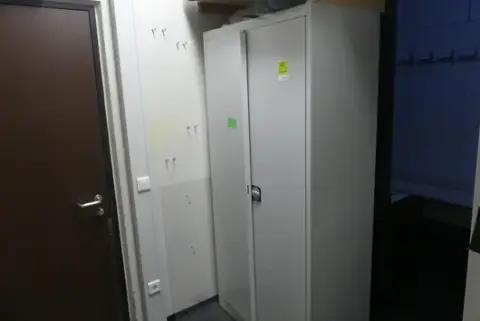 带内容物的金属柜