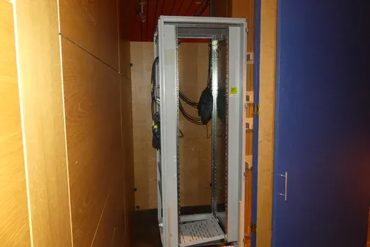 Armario rack de 19", gris, con cables
