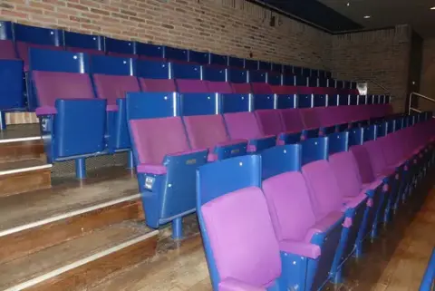 Teater-/salsbestole, ca. 60 pladser i 4 rækker, polstrede klapsæder, pink/blå