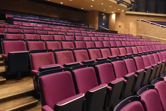 Teater-/salstoler, 6 rader à 24 seter, polstrede klappseter, rosa/sort