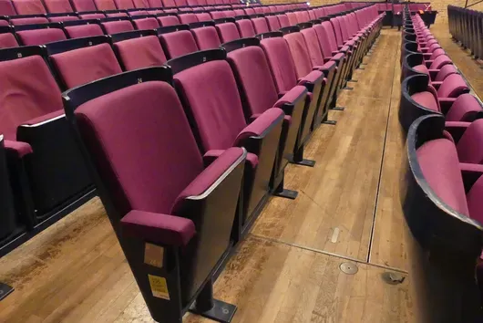 Teater-/salstoler, 1 rad à 24 seter, polstrede klappseter, rosa/svart