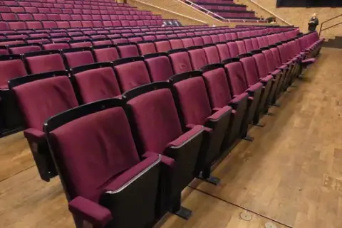 Butacas de teatro/sala, 3 filas de 28 asientos, butacas plegables acolchadas, rosa/negro