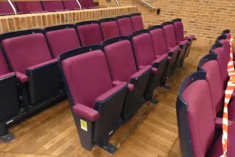 Teater-/salsestole, 1 række à 6 siddepladser, polstrede klapsæder, pink/mørkeblå