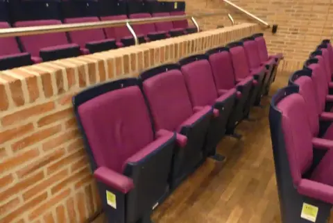 Teater-/salsestole, 1 række à 7 siddepladser, polstrede klapsæder, pink/mørkeblå