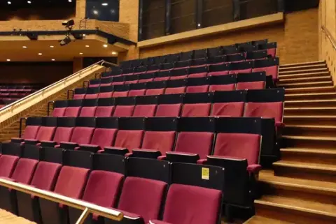 Teater-/salsestole, ca. 80 siddepladser i 8 rækker, polstrede klapsæder, pink/sort