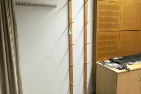 2 adet ahşap duvar çıtası, ahşap çivilerle
