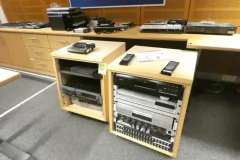 2 x 19" ahşap rack kabinet, içeriği dahil