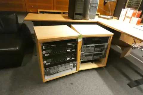 2 x armario rack de 19" de madera con contenido