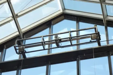 Cadru suspendat cu traverse, cu cabluri de oțel și cleme