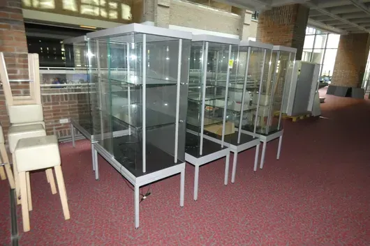 8个玻璃展示柜，铝框、玻璃层板和锁，置于底座上