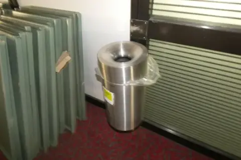 不锈钢垃圾桶，带漏斗式投入口，独立式