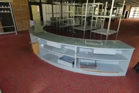 Kavisli tezgah/resepsiyon tezgahı cam kaplamalı, bölmeli ve çekmeceli