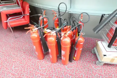 15x estintori, tra cui estintori CO2