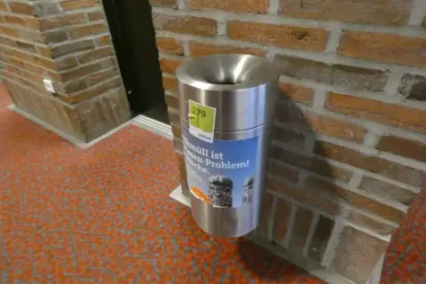 Contenitore per rifiuti in acciaio inox con bocca a imbuto, montaggio a parete