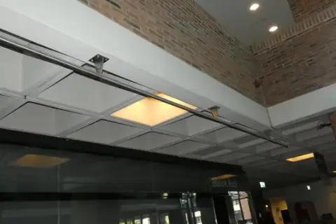 Barra in acciaio inox con supporti a soffitto, montaggio a soffitto