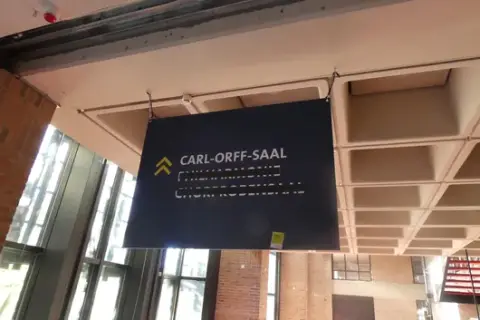 Cartello indicatore/informativo, sospeso a cavi d'acciaio
