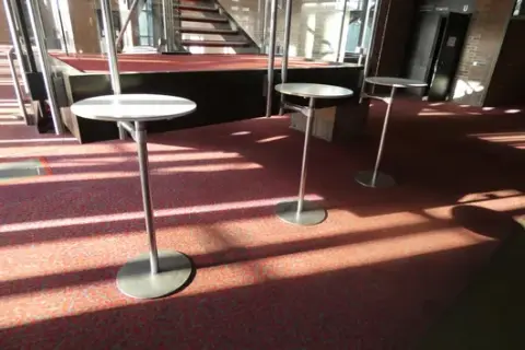 3 adet yuvarlak ayaklı masa, vidalı
