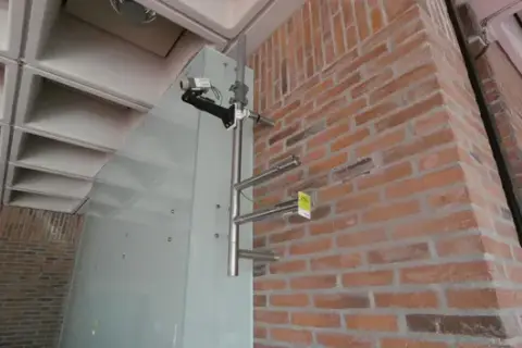 Struttura tubolare in acciaio inox con 4 bracci, montaggio a parete, incl. telecamera di sorveglianza