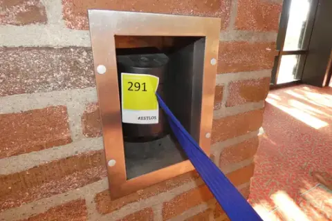 Cassetta a muro con nastro blu, incasso a parete, incl. supporto a parete per nastro