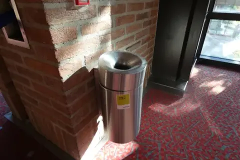 Contenitore per rifiuti in acciaio inox con coperchio di inserimento, autoportante
