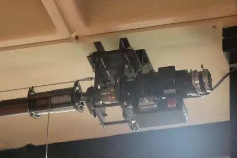 Električni pogon užeta s namotavajućim vratilom i bubnjevima za uže, stropna montaža