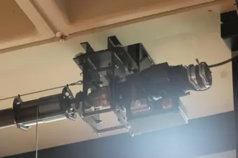 Električni pogon užeta s namotavajućim vratilom i bubnjevima za uže, stropna montaža