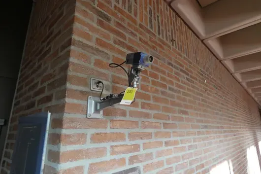 Telecamera di sorveglianza con supporto a parete